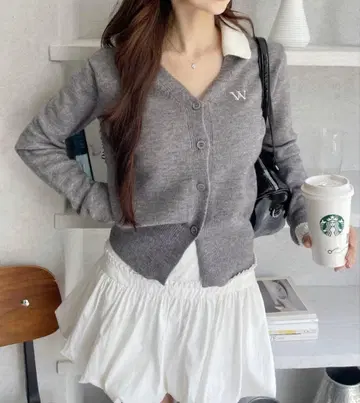 Ada. 바이컬러 카라 자수 로고 V넥 니트 가디건