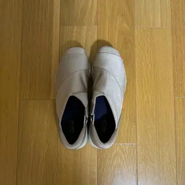 베이지 슬립온 통굽 YONEX