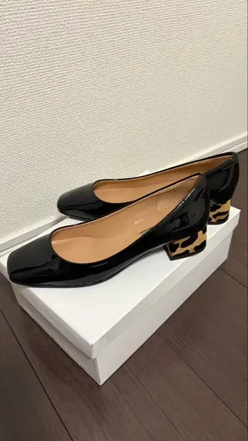 블랙 에나멜 펌프스 36 INTER-CHAUSSURES