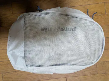 메쉬 포켓이 달린 백팩