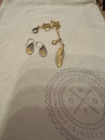 깃털 모티브 목걸이와 귀찌 세트