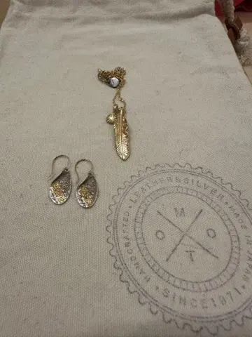 MOTO 깃털 모티브 목걸이와 귀찌 세트