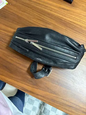 M.U.L 가죽 바디백 블랙