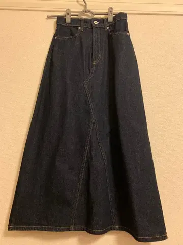 다크 데님 A라인 롱 스커트 한 번도 사용하지 않았습니다.