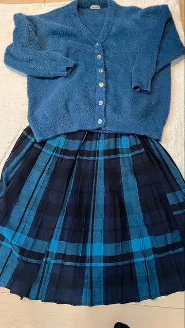 파란색 가디건과 체크 스커트 세트
