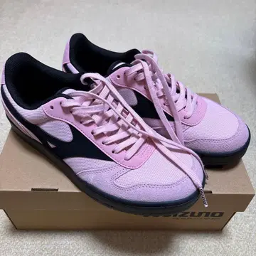 미즈노 핑크 블랙 스니커즈