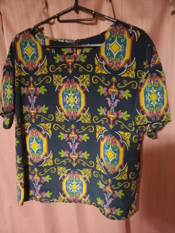 ELLE 엘르 뭔가 신성한 느낌의 꽃무늬 블랙 반팔 셔츠