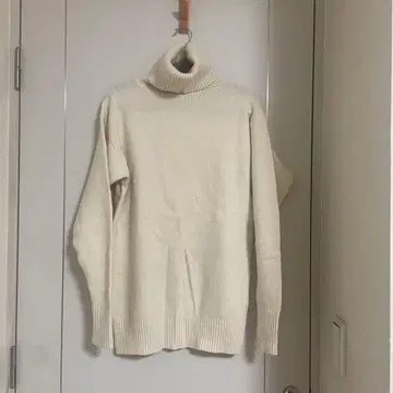아이보리 터틀넥 스웨터