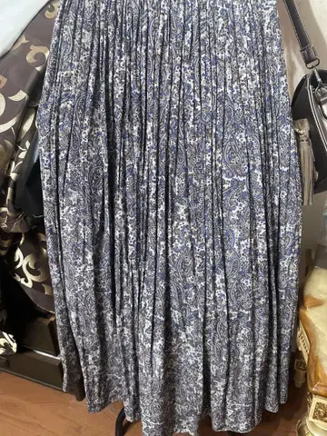 네이비와 화이트 페이즐리 무늬 롱 스커트