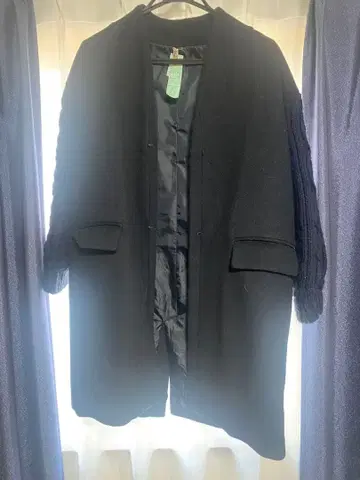 블랙 롱 코트 케이블 짜임 소매