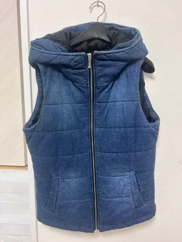 후드 부착 다크 블루 퀼팅 베스트