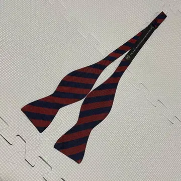 1회 착용 컨디션 최상 브룩스브라더스 레지멘탈 실크 보타이 나비 넥타이