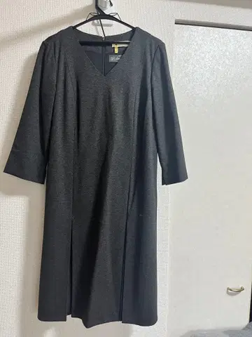 다크 그레이 V넥 7부 소매 원피스