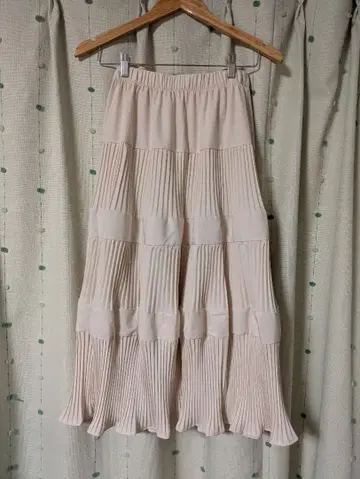 베이지 플리츠 롱 스커트