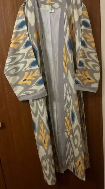 우즈베키스탄 아틀라스 패턴 가운