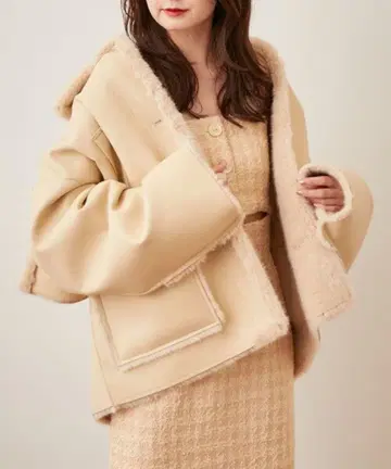 DEICY MeCOUTURE 무스탕풍 후드 부착 자켓 베이지