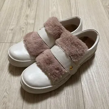 BLUE LABEL 퍼 달린 화이트 스니커즈