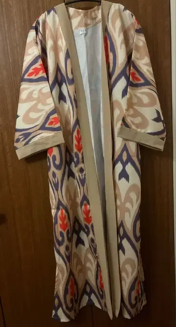 우즈베키스탄 아틀라스 패턴 가운