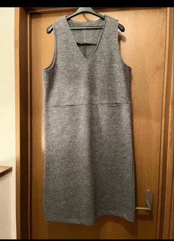 울 100% 그레이 V넥 슬리브리스 드레스