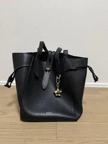 FURLA 블랙 토트백 (별 모양 참 포함)