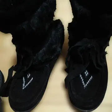 블랙 퍼와 스웨이드 롱 부츠