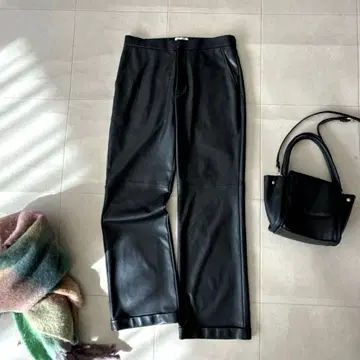 미사용급 최근 IENA 인조 가죽 팬츠 세미 플레어 블랙 38 워셔블