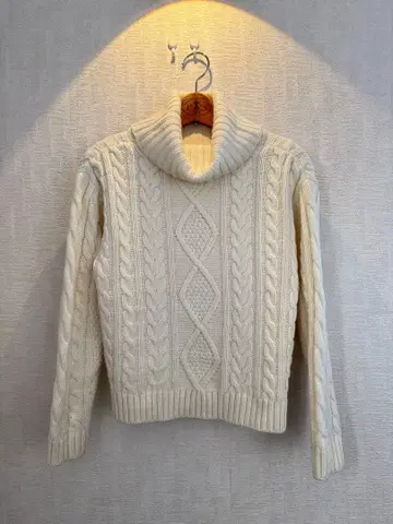 아이보리 케이블 니트 터틀넥 스웨터