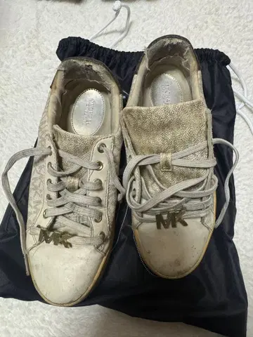 MK 로고 화이트 스니커즈