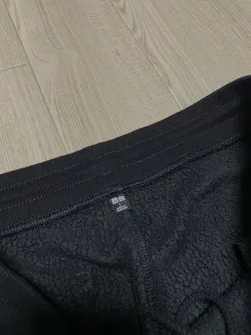 UNIQLO 블랙 조거 팬츠 맨투맨 소재