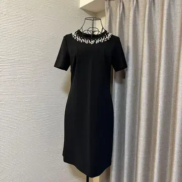 Calvin Klein 펄 넥 블랙 원피스 (무릎 기장)