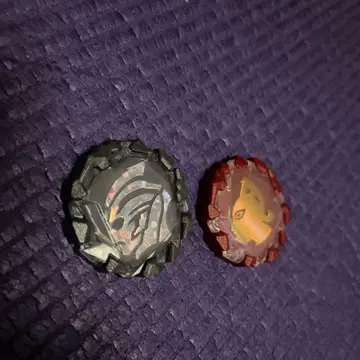 울트라맨 코인 세트 블랙과 빨간색