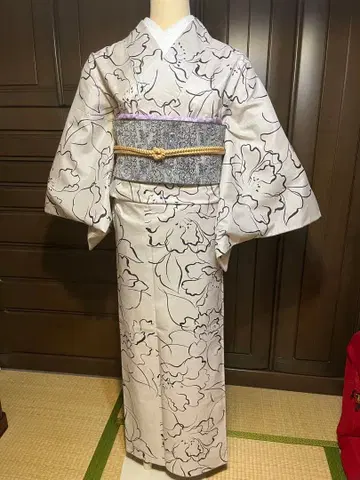 워셔블 기모노 화이트 베이스에 블랙 꽃 무늬 코몬 (기모노만)