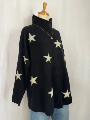 별 패턴 터틀넥 스웨터