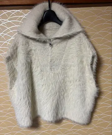 새상품급 PRIORITY 화이트 퍼 니트 베스트 하이넥