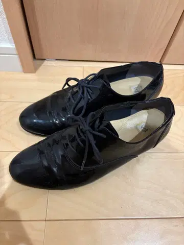 잉그잉 에나멜 블랙 슈즈