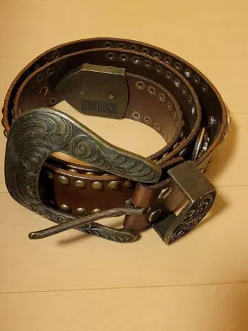 HUVROCK 스터드 스타 장식 가죽 벨트 브라운