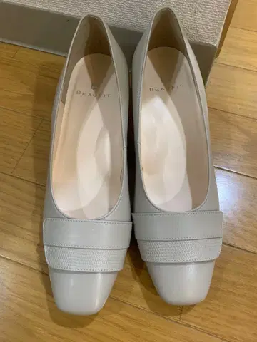 BEAUFIT 그레이 라운드토 펌프스