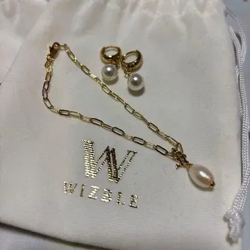 WIZZBLE 펄 장식 귀걸이와 H 모티브 팔찌