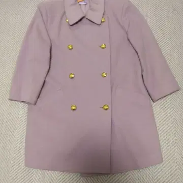 연한 핑크 더블 브레스트 코트