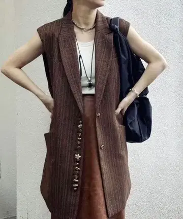 AmeriVINTAGE UND MANY MOTIF BUTTON VEST