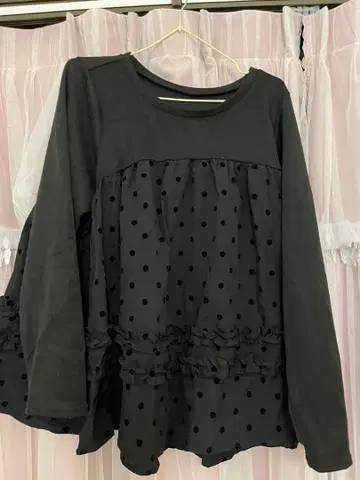 블랙 도트 무늬 프릴 긴팔 T셔츠