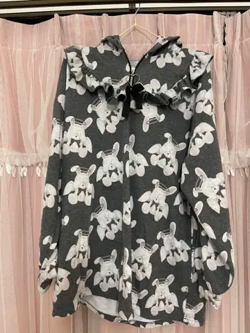 토끼 패턴 프릴 후드티