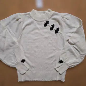 아이보리 플라워 장식 퍼프 슬리브 니트