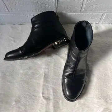 STACCATO 골드 스터드 블랙 가죽 숏부츠 24 하자품