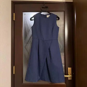 슬리브리스 네이비 무릎 기장 원피스 ROPE