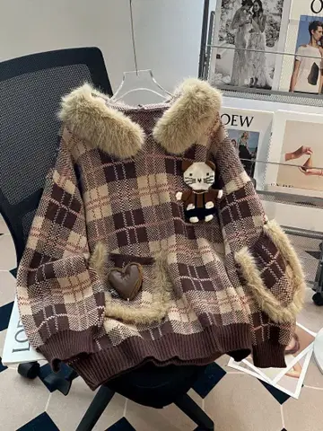 브라운 계열 체크 니트 스웨터