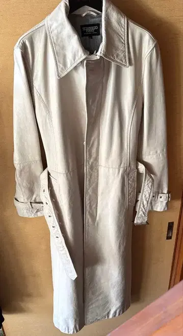 토네이도 마트 가죽 슈퍼 롱 코트 화이트