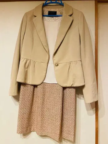 베이지 자켓 스커트 셋업