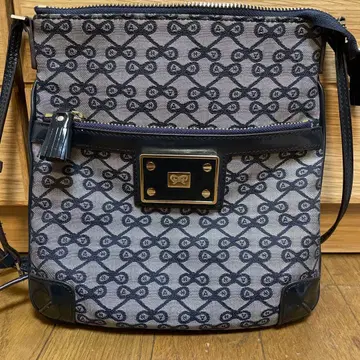 안야 힌드마치 숄더백 크로스바디 리본 무늬