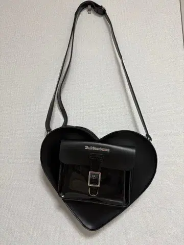 새상품급 닥터마틴 하트 숄더백 2way 에나멜 블랙
